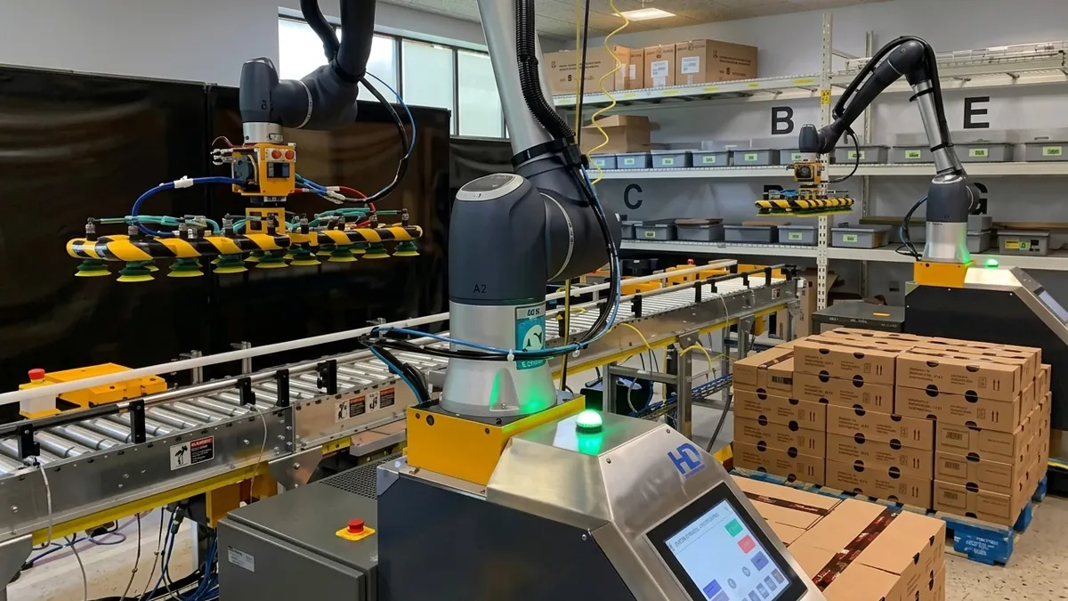 Célula robotizada de paletização de caixas de papelão no fim de linha com garra de vácuo