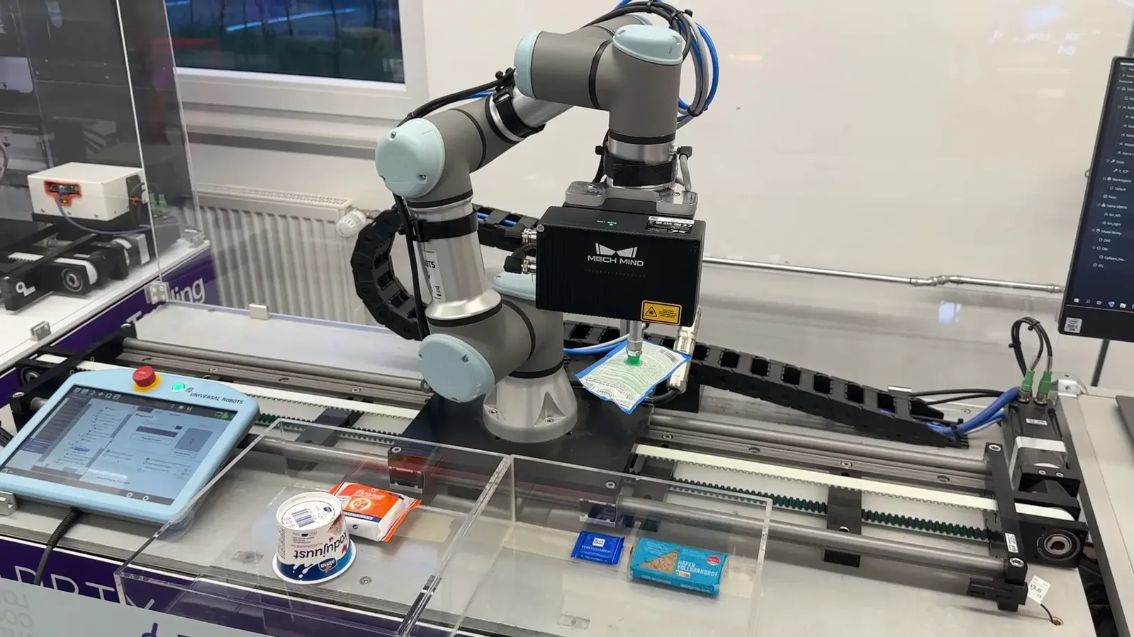 Robô colaborativo realizando pick and place de embalagens em linha de produção