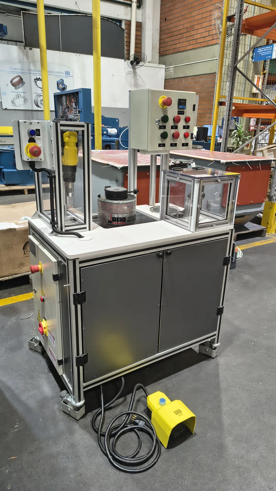 Equipamento especial com quadro de comando e dispositivos de segurança