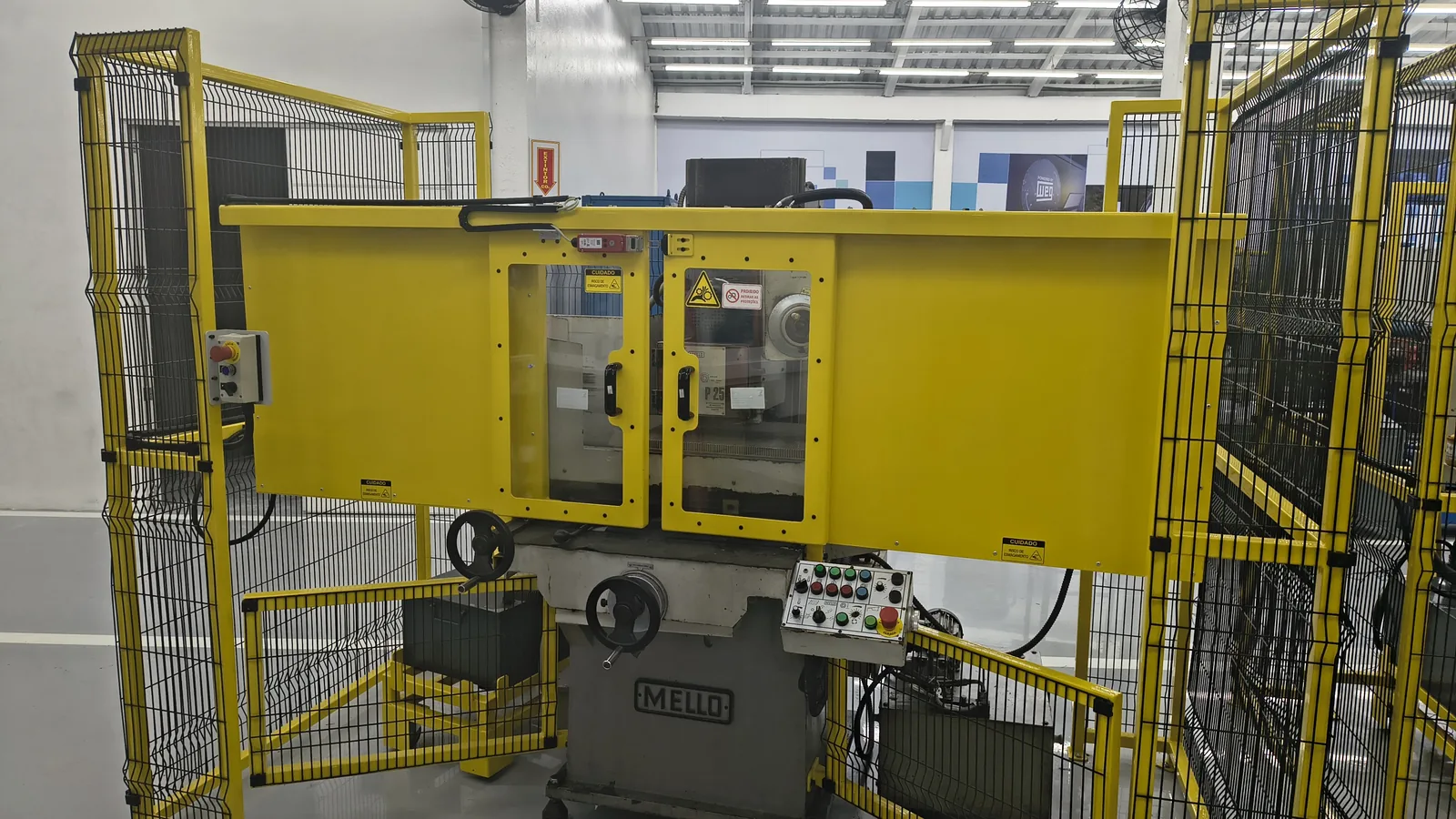 Máquina com proteções de segurança amarelas conforme NR-12
