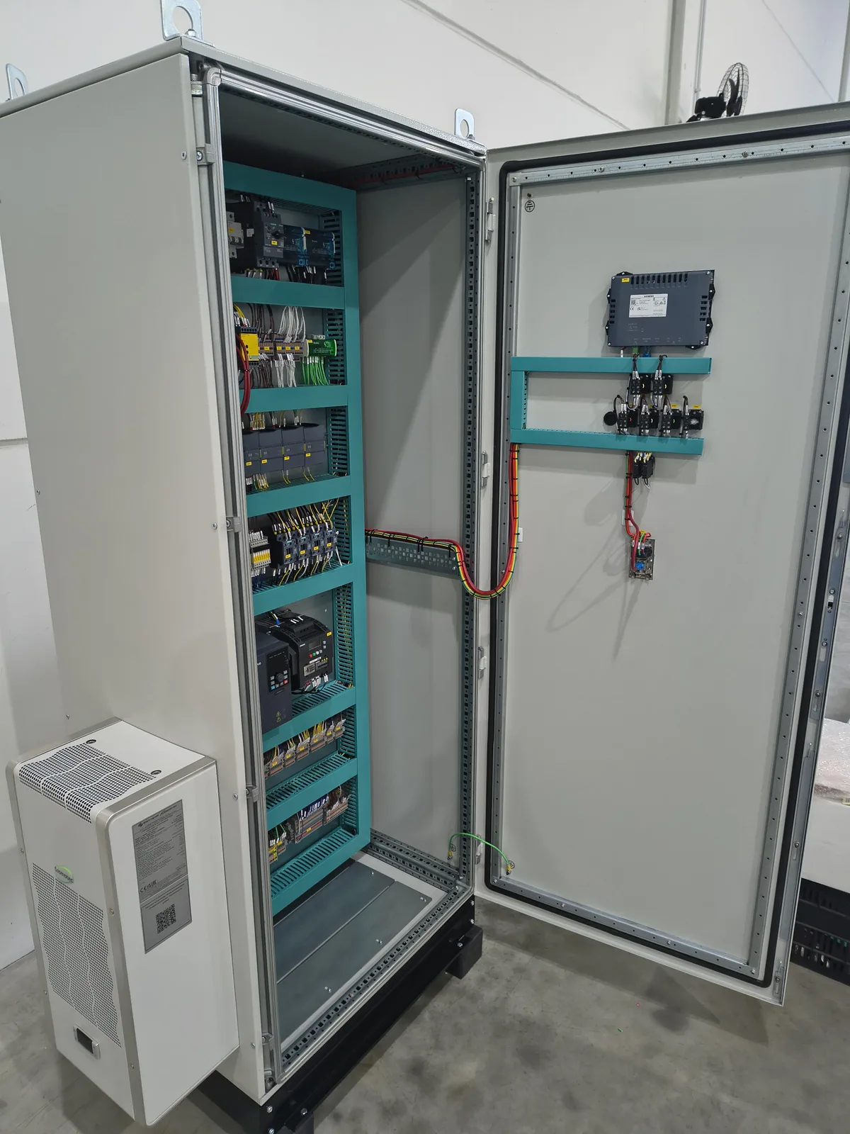Interior de painel elétrico com inversores de frequência e bornes organizados