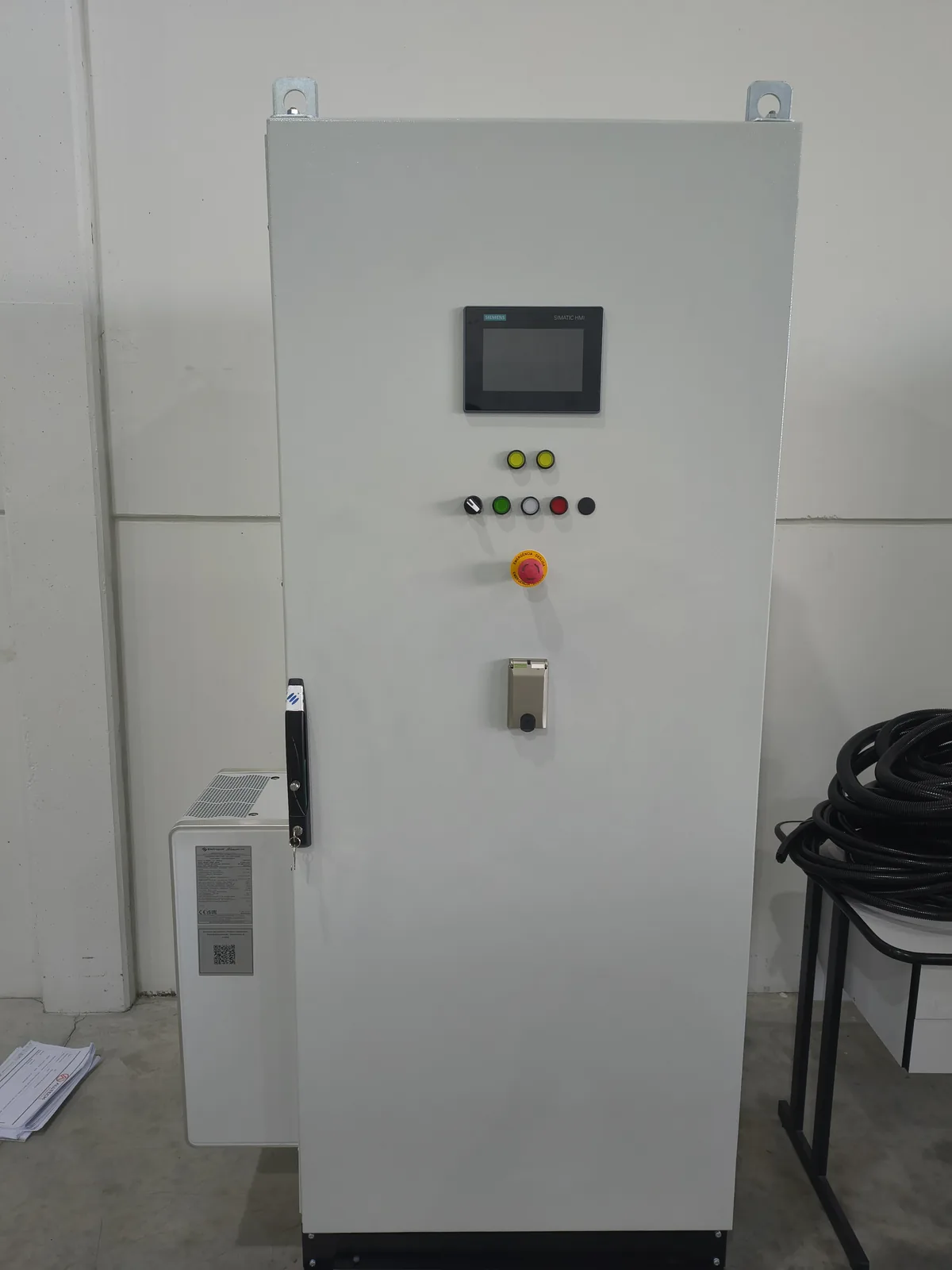 Painel elétrico aberto mostrando a montagem completa dos componentes internos